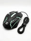 Souris gaming R8 avec design ergonomique posée sur un tapis de souris gamer.