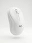 Souris Logitech Bluetooth silencieuse posée sur un bureau en bois lors d'une session de télétravail.