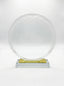 Trophée de bureau en verre circulaire avec détails dorés et frise givrée, parfait pour une récompense entreprise cristal.