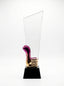 Trophée en verre de bureau en cristal K9 transparent gravé au laser posé sur un bureau en bois.