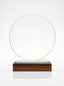 Trophée circulaire en verre pur sur socle bois, idéal comme récompense d'entreprise personnalisée.