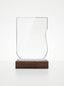 Trophée personnalisé verre et bois aux lignes fluides pour une récompense d'entreprise prestigieuse.