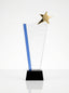 Trophée en verre personnalisé avec étoile dorée et liseré bleu sur socle noir