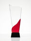 Trophée verre avec boîte et design moderne rouge et noir pour récompense entreprise.