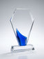 Trophée en verr haut de gamme en forme de diamant avec une vague de cristal bleu cobalt.