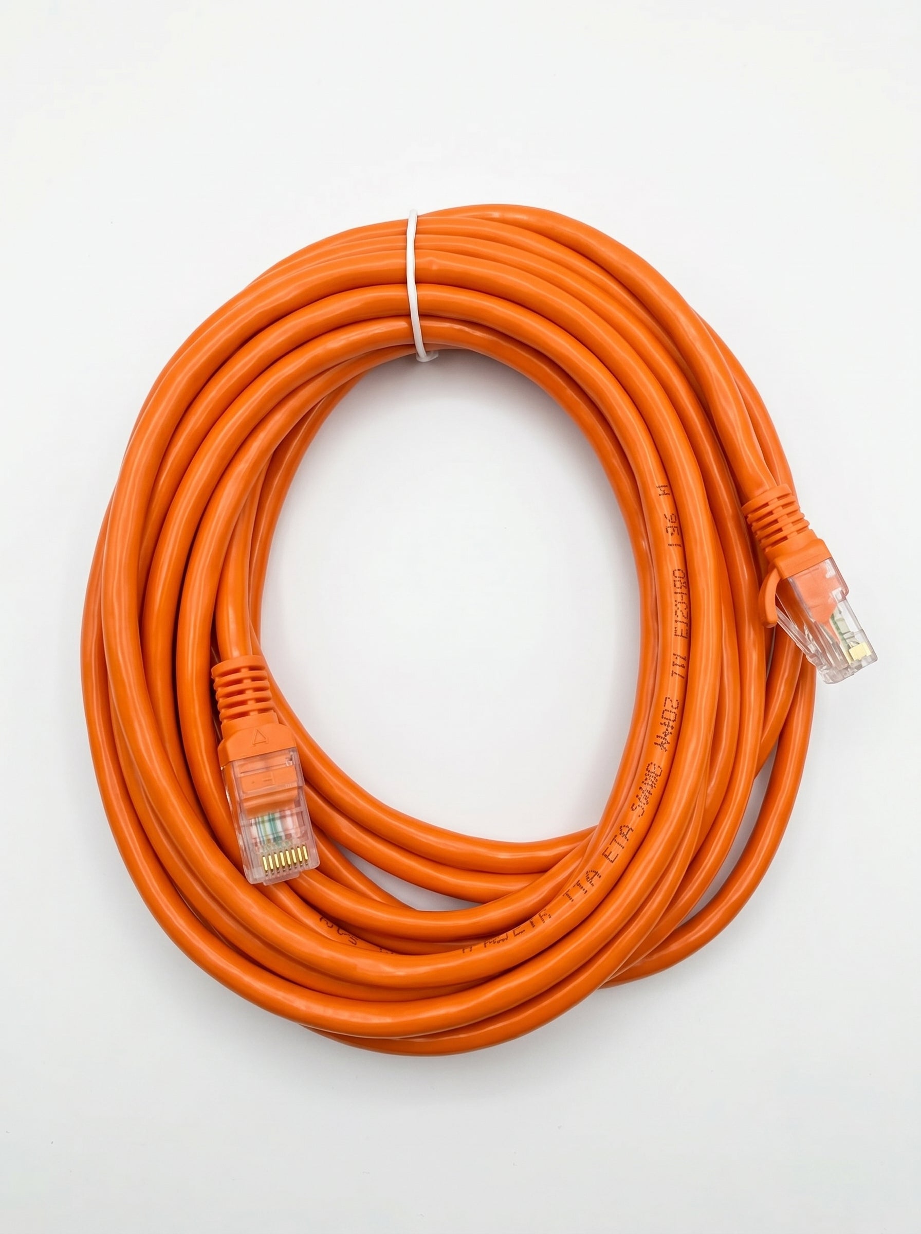 Câble réseau Cat 6 5m orange enroulé pour une connexion internet haut débit.