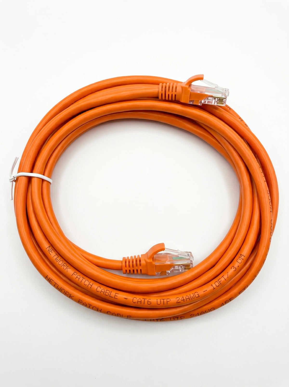 Câble internet orange de 3 mètres pour une connexion haut débit à la maison ou au bureau.