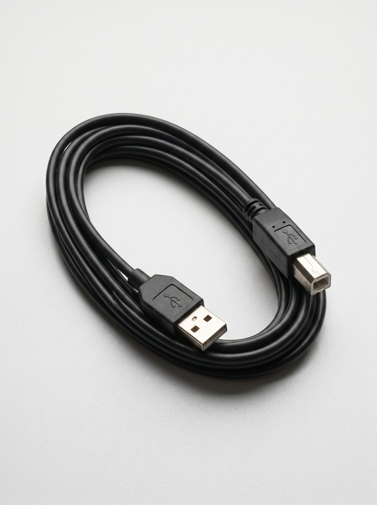 Câble imprimante USB 3m de couleur noire reliant un ordinateur de bureau à une imprimante.