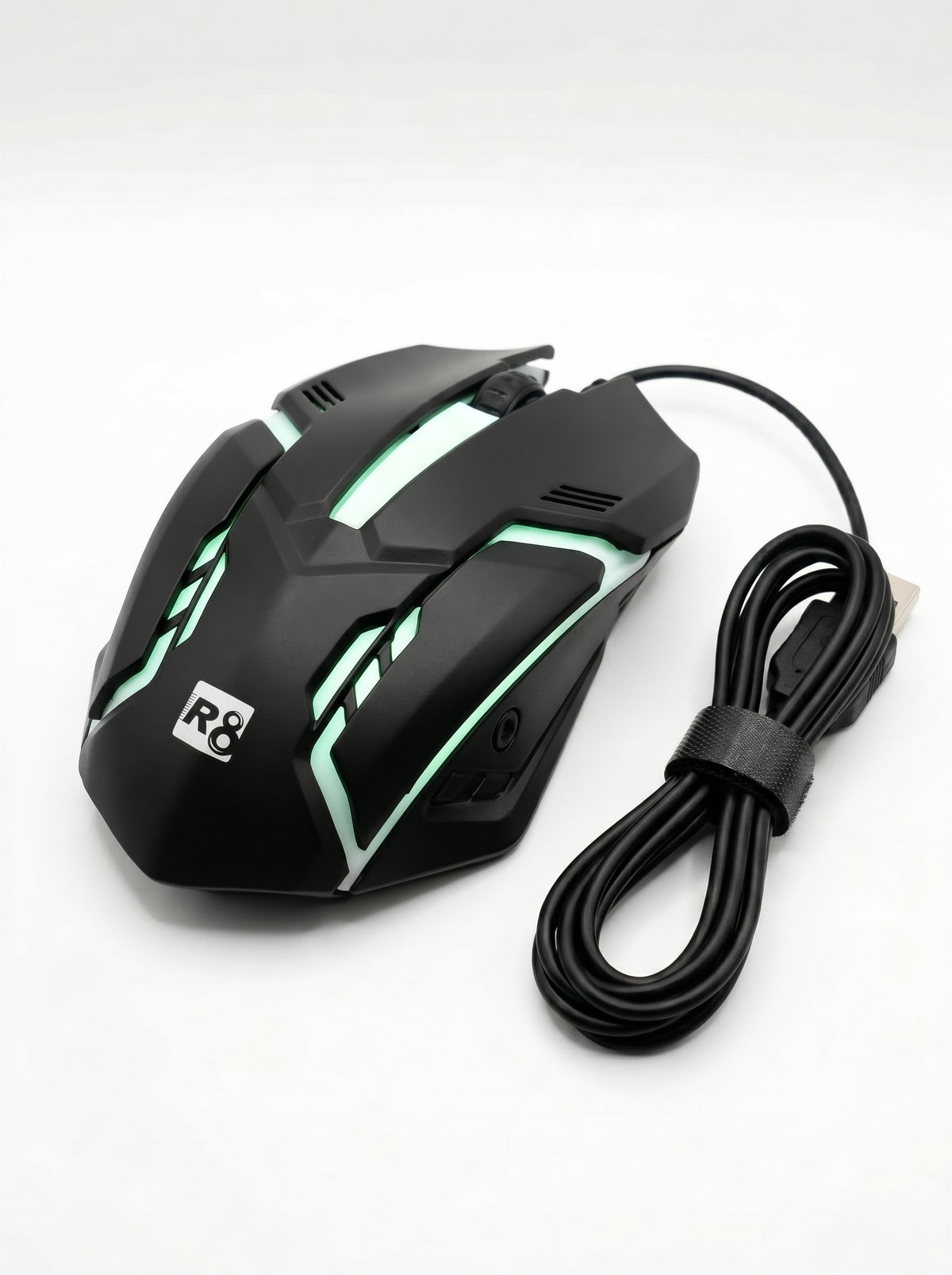 Souris gaming R8 avec design ergonomique posée sur un tapis de souris gamer.