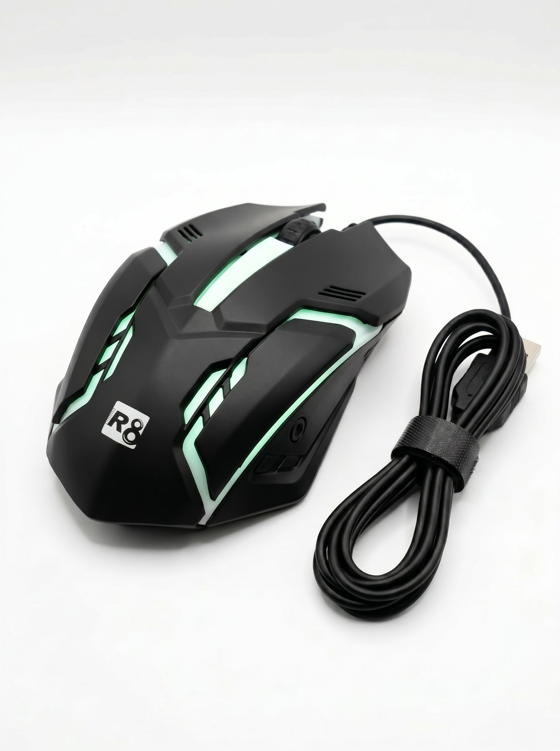 Souris gaming R8 avec design ergonomique posée sur un tapis de souris gamer.