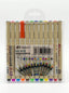 Un artiste utilisant le stylo brush 12 couleurs Superior sur un bureau pour du lettrage créatif.