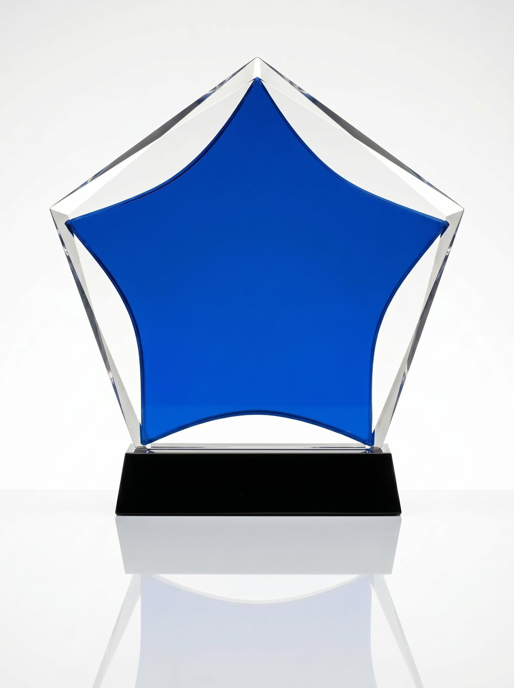 Trophée en verre personnalisé en forme d'étoile bleue sur socle noir, idéal comme cadeau d'entreprise.