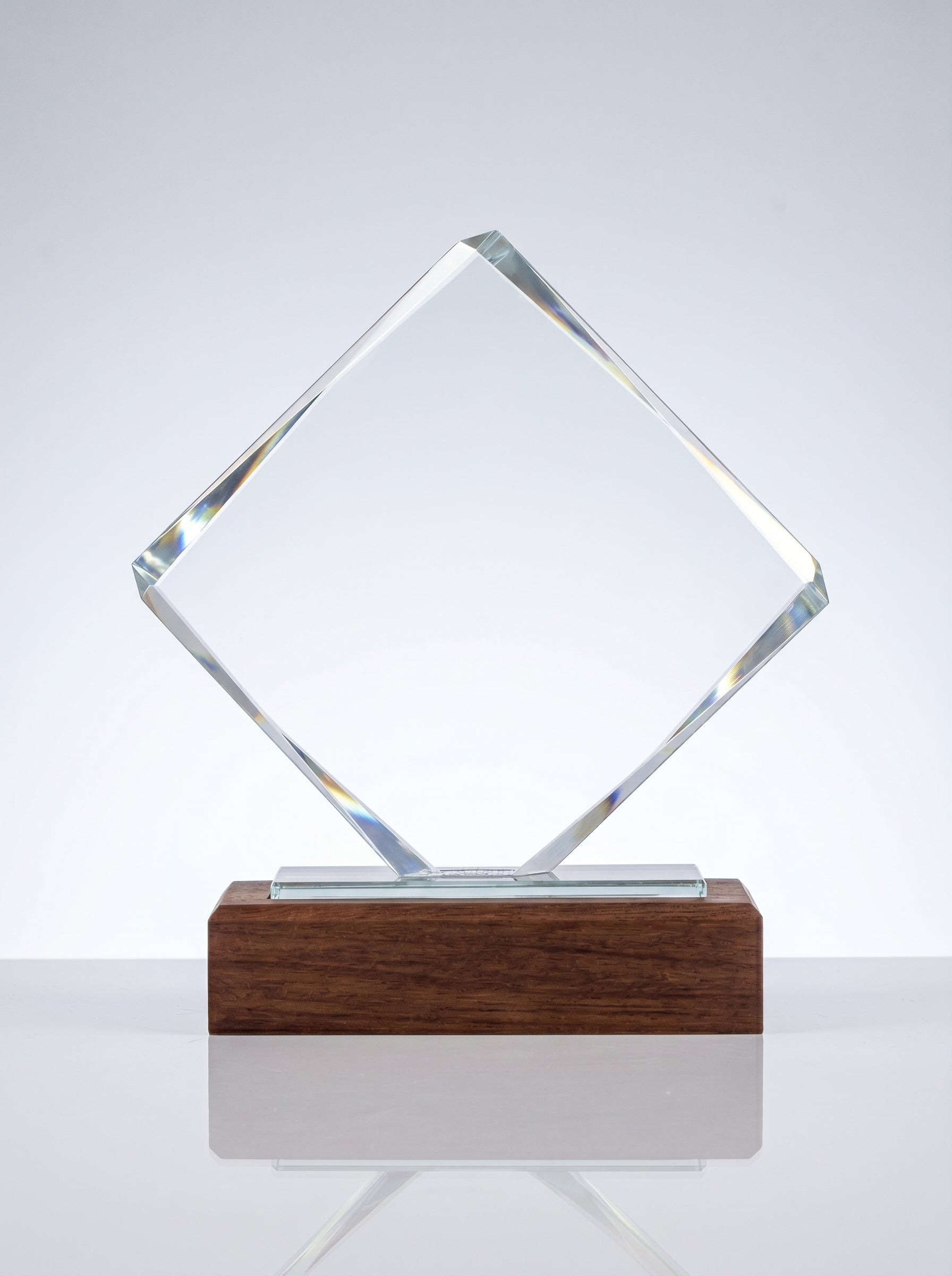 Trophée verre et bois losange, récompense entreprise B2B idéale pour marquer les succès de vos collaborateurs. Image principale du produit