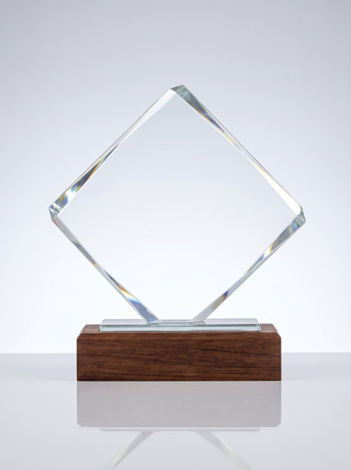 Trophée verre et bois losange, récompense entreprise B2B idéale pour marquer les succès de vos collaborateurs.