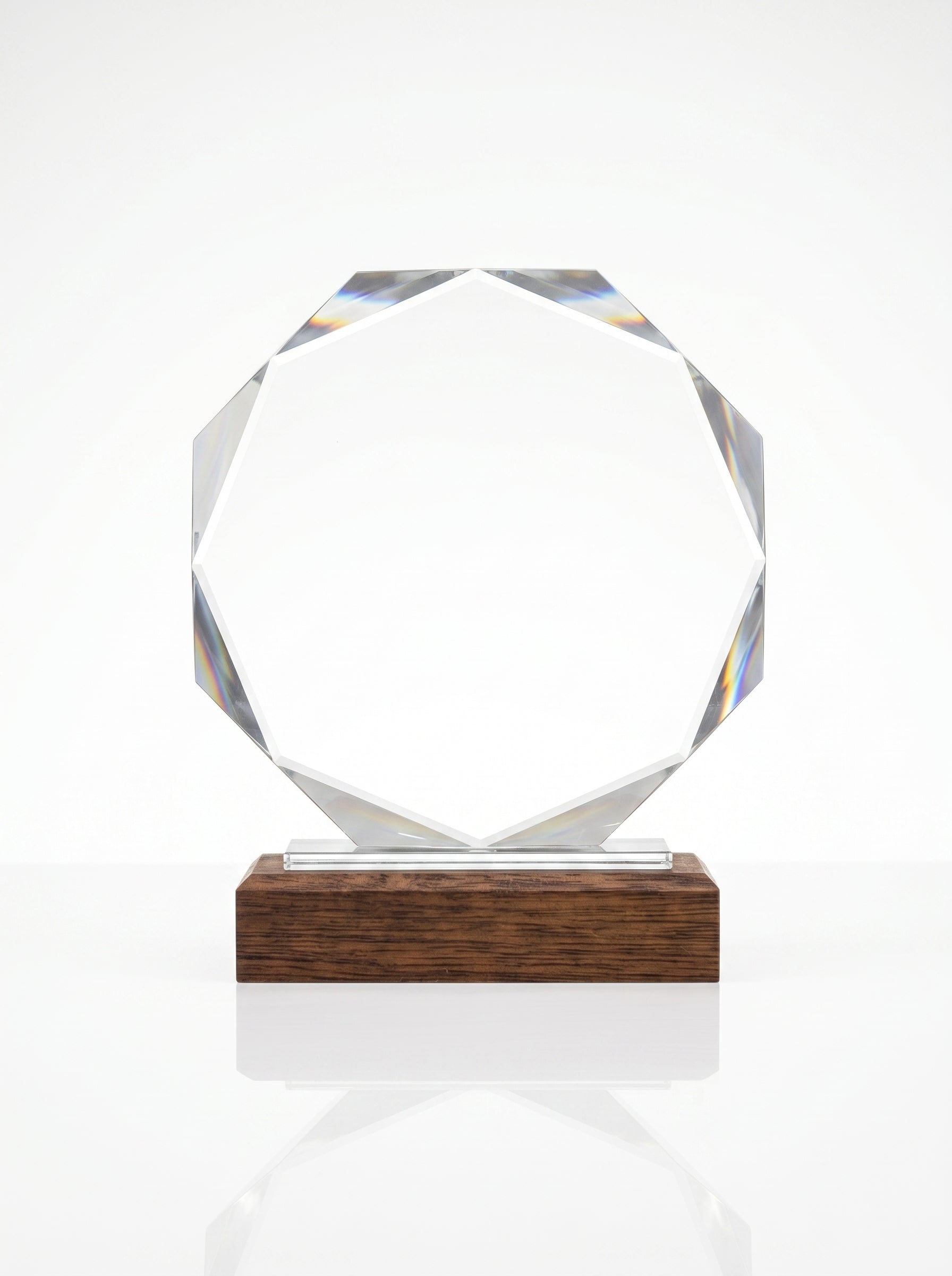 Trophée cristal et bois diamant avec biseautage prismatique, idéal comme récompense d'entreprise personnalisée. Image principale du produit