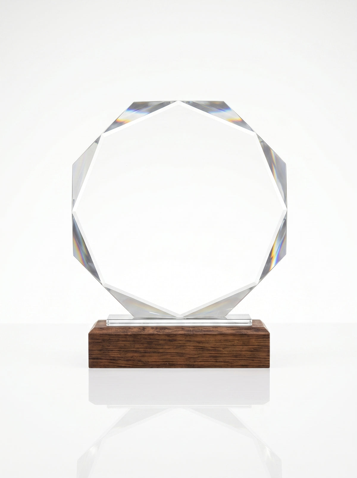 Trophée cristal et bois diamant avec biseautage prismatique, idéal comme récompense d'entreprise personnalisée.
