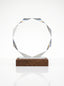Trophée cristal et bois diamant avec biseautage prismatique, idéal comme récompense d'entreprise personnalisée.
