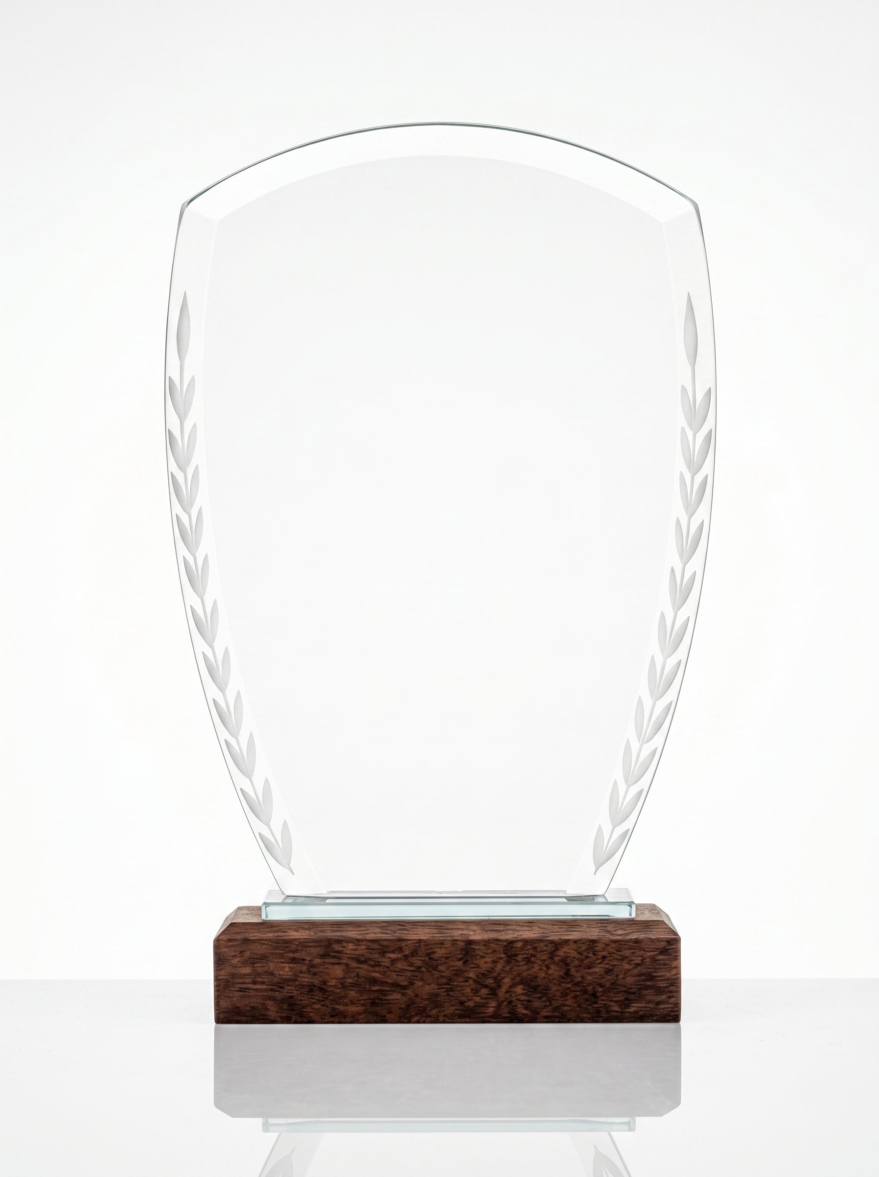 Trophée en verre personnalisable géométrique avec découpes biseautées et insert bleu cobalt.