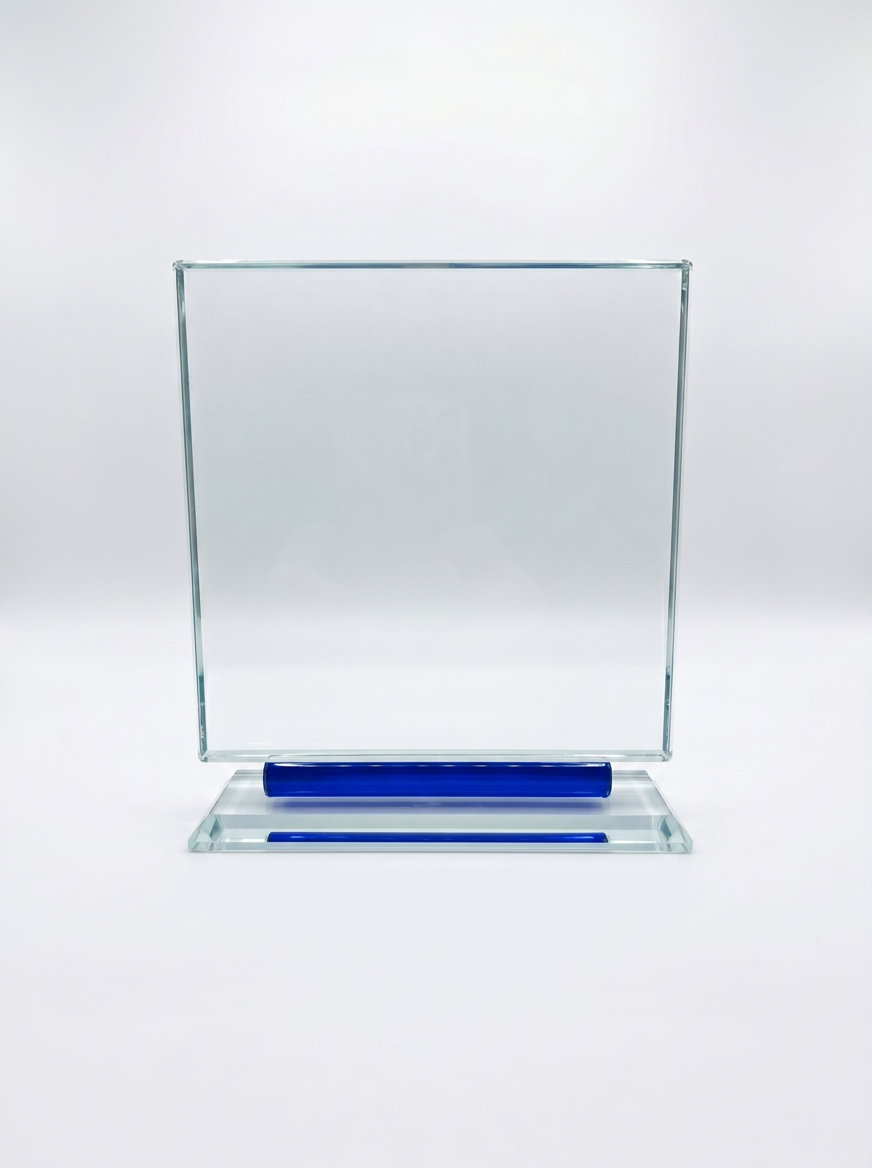 Trophée de bureau en verre transparent avec détail bleu sur la base, idéal pour une récompense entreprise cristal