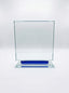 Trophée de bureau en verre transparent avec détail bleu sur la base, idéal pour une récompense entreprise cristal