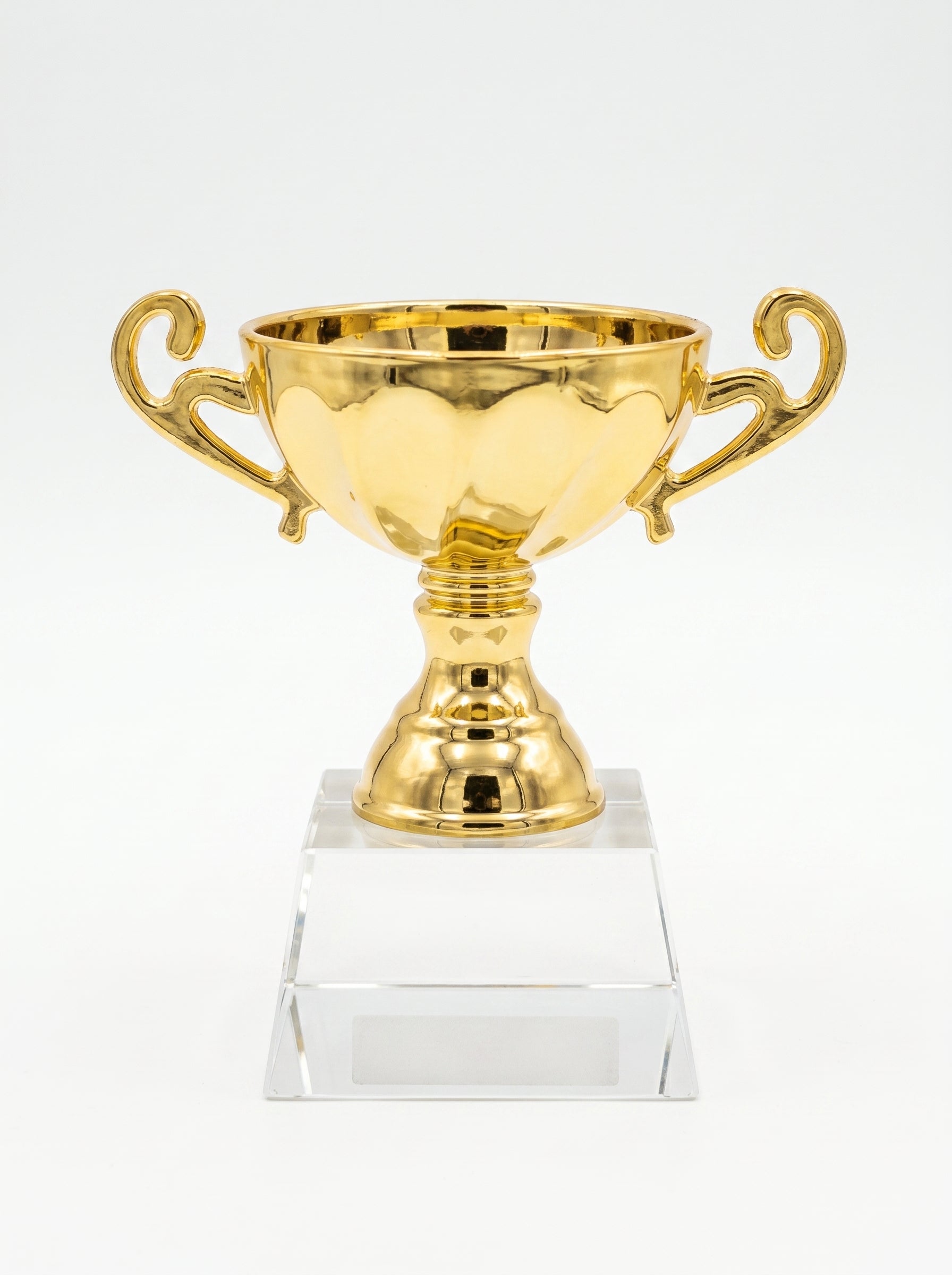 Trophée de bureau en verre avec coupe dorée éclatante sur socle en cristal pur, parfait comme récompense entreprise cristal. Image principale du produit