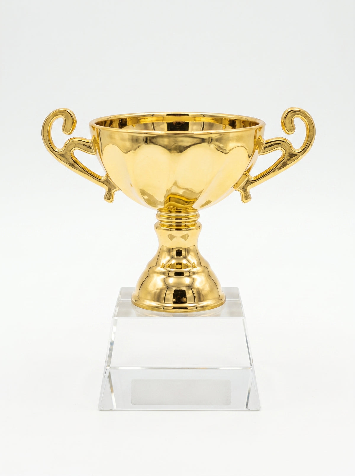 Trophée de bureau en verre avec coupe dorée éclatante sur socle en cristal pur, parfait comme récompense entreprise cristal.