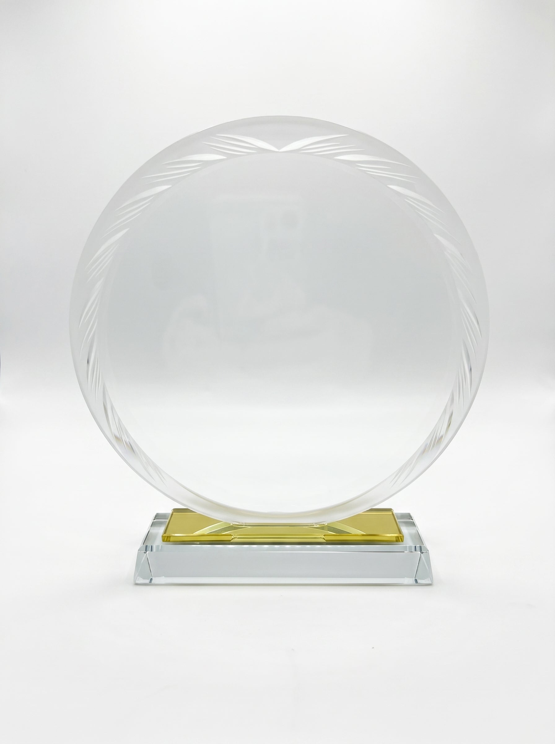 Trophée de bureau en verre circulaire avec détails dorés et frise givrée, parfait pour une récompense entreprise cristal.