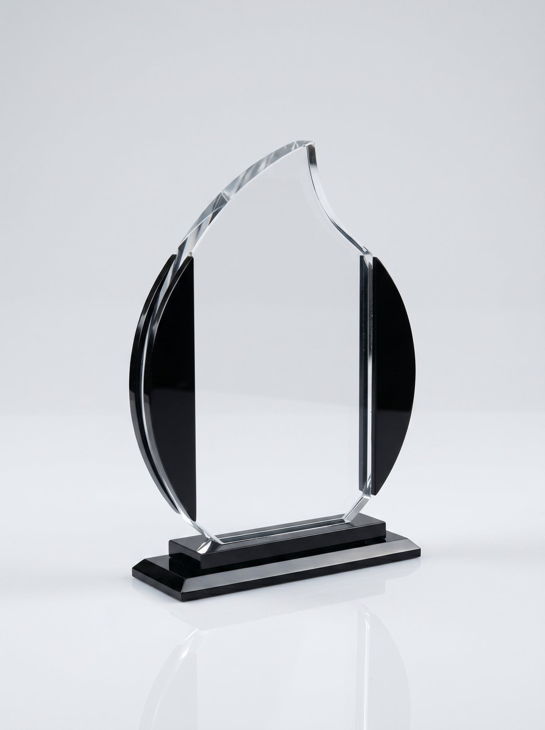 Trophée d'entreprise en verre personnalisé avec accents noirs élégants, idéal pour une récompense collaborateur.