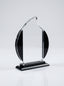 Trophée d'entreprise en verre personnalisé avec accents noirs élégants, idéal pour une récompense collaborateur.