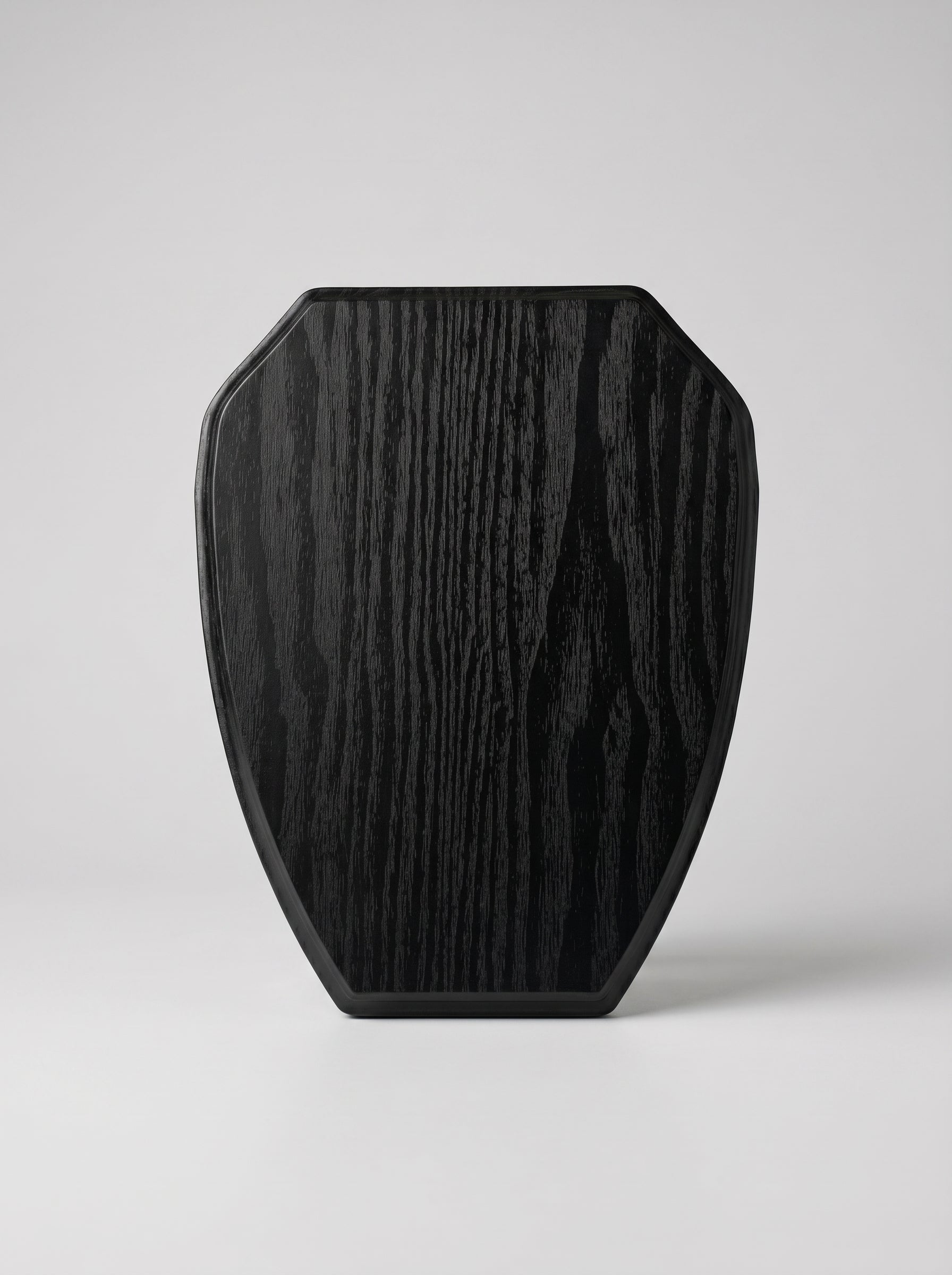 Trophée en bois personnalisé à la finition noire texturée, idéal comme cadeau d'entreprise éco-responsable.
