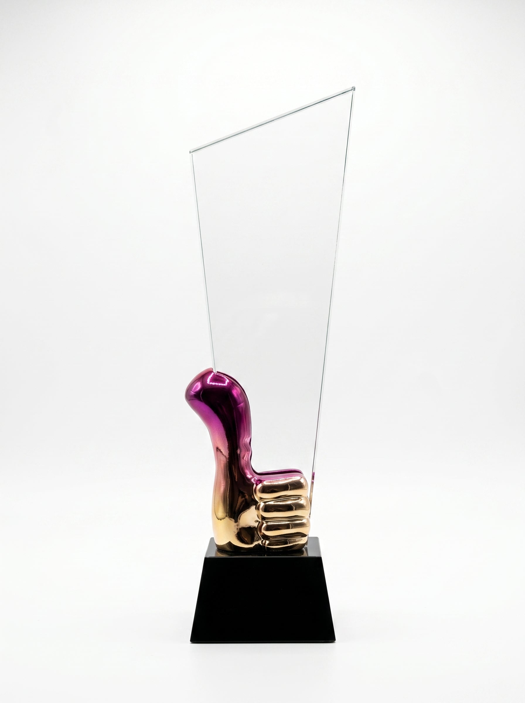 Trophée en verre de bureau en cristal K9 transparent gravé au laser posé sur un bureau en bois.