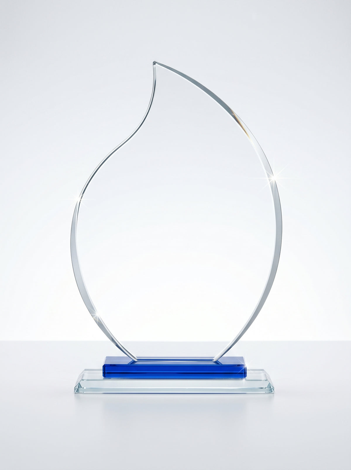 Trophée en verre personnalisé en forme de flamme avec socle bicolore bleu et transparent.
