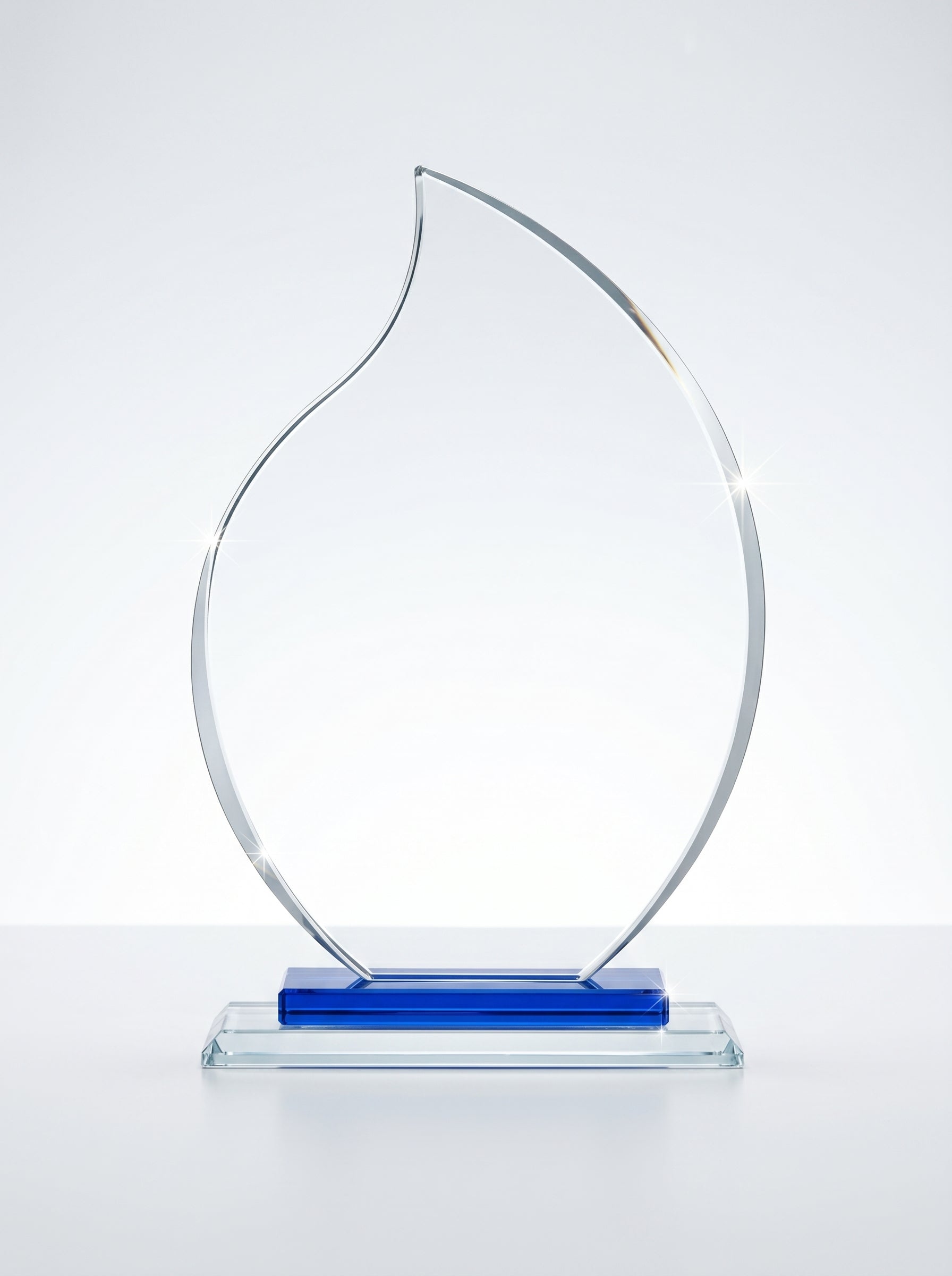 Trophée en verre personnalisé en forme de flamme avec socle bicolore bleu et transparent.