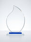 Trophée en verre personnalisé en forme de flamme avec socle bicolore bleu et transparent.