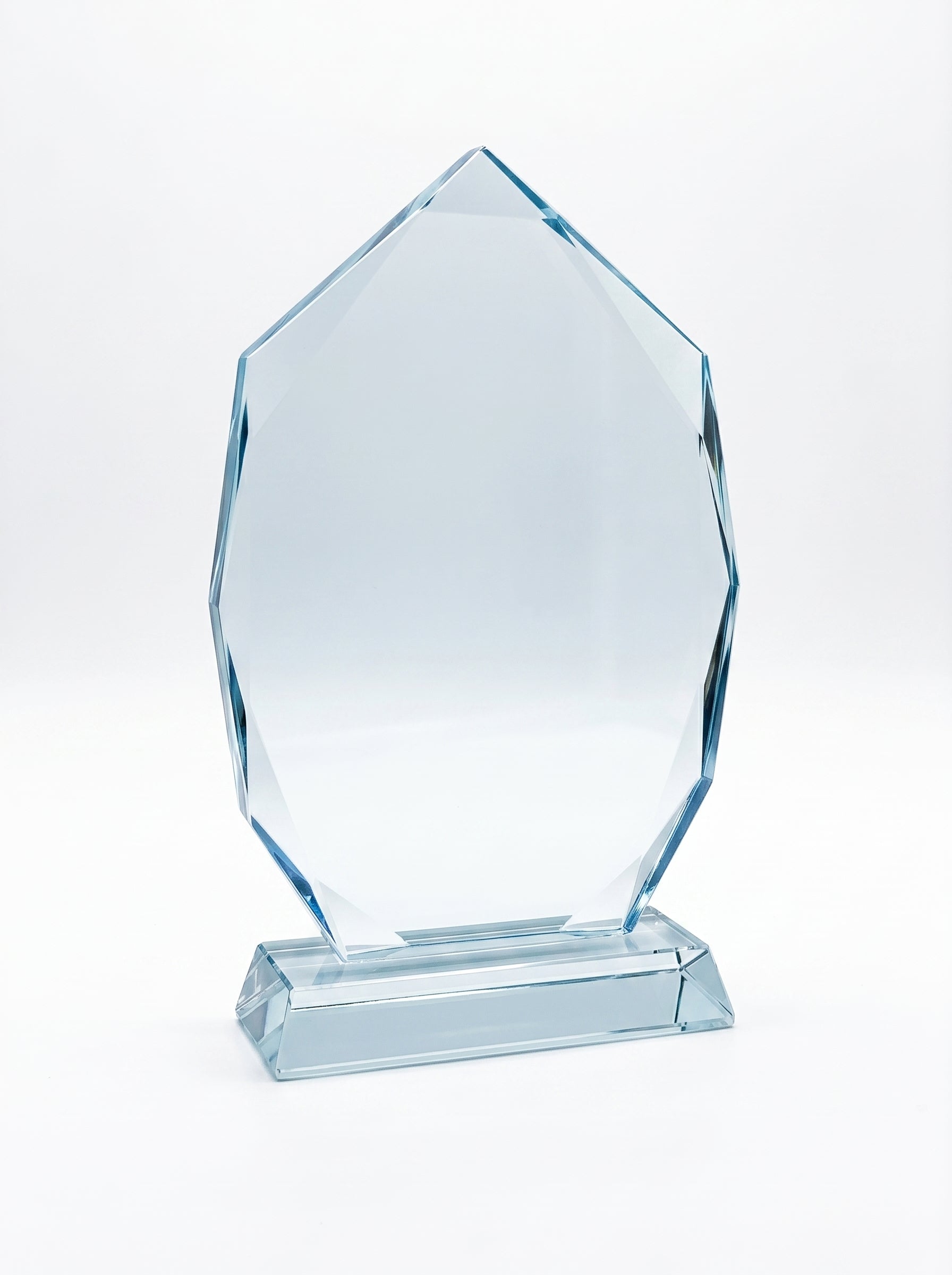 Trophée en verre personnalisé aux bords biseautés pour récompense entreprise.