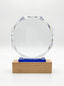 Trophée d'entreprise en verre de forme octogonale avec insert bleu et socle en bois massif clair.