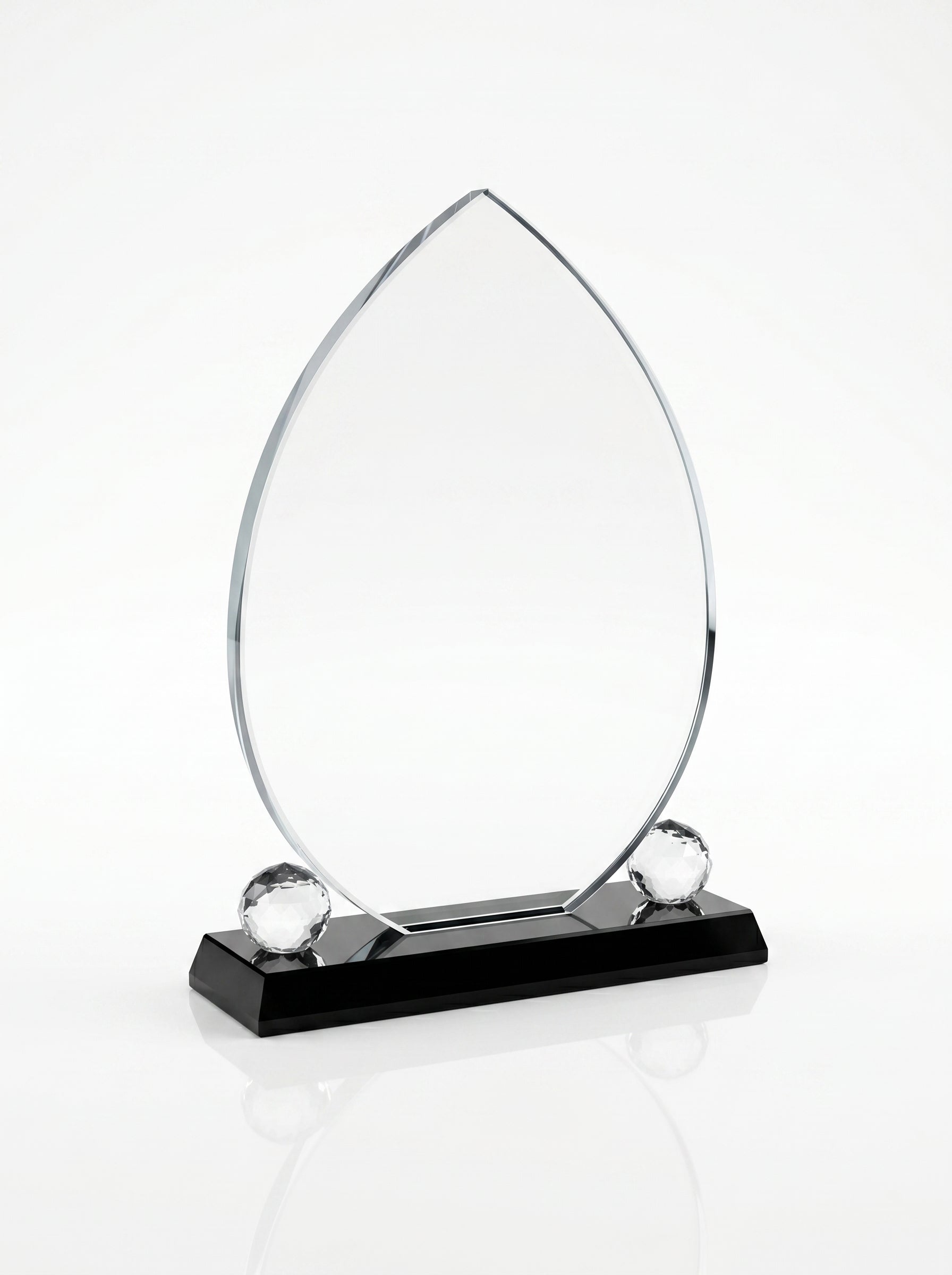 Trophée en verre personnalisé en forme de goutte pour récompense collaborateur.
