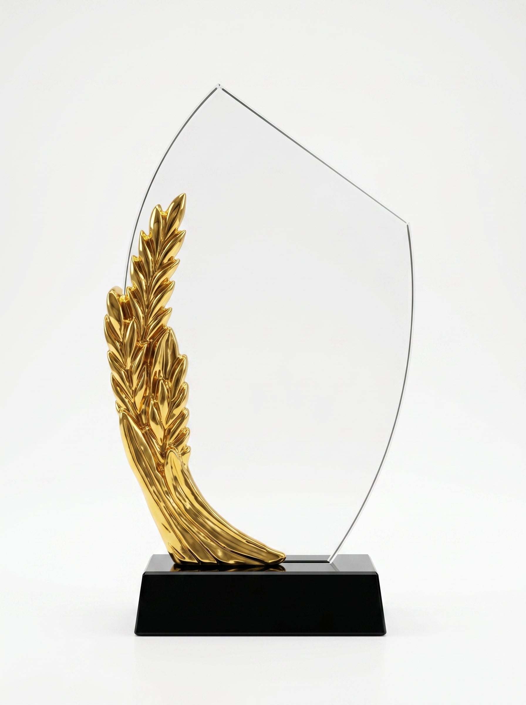 Trophée en verre personnalisé avec ornement doré, idéal comme cadeau d'entreprise pour récompenser vos collaborateurs.