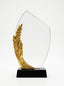 Trophée en verre personnalisé avec ornement doré, idéal comme cadeau d'entreprise pour récompenser vos collaborateurs.