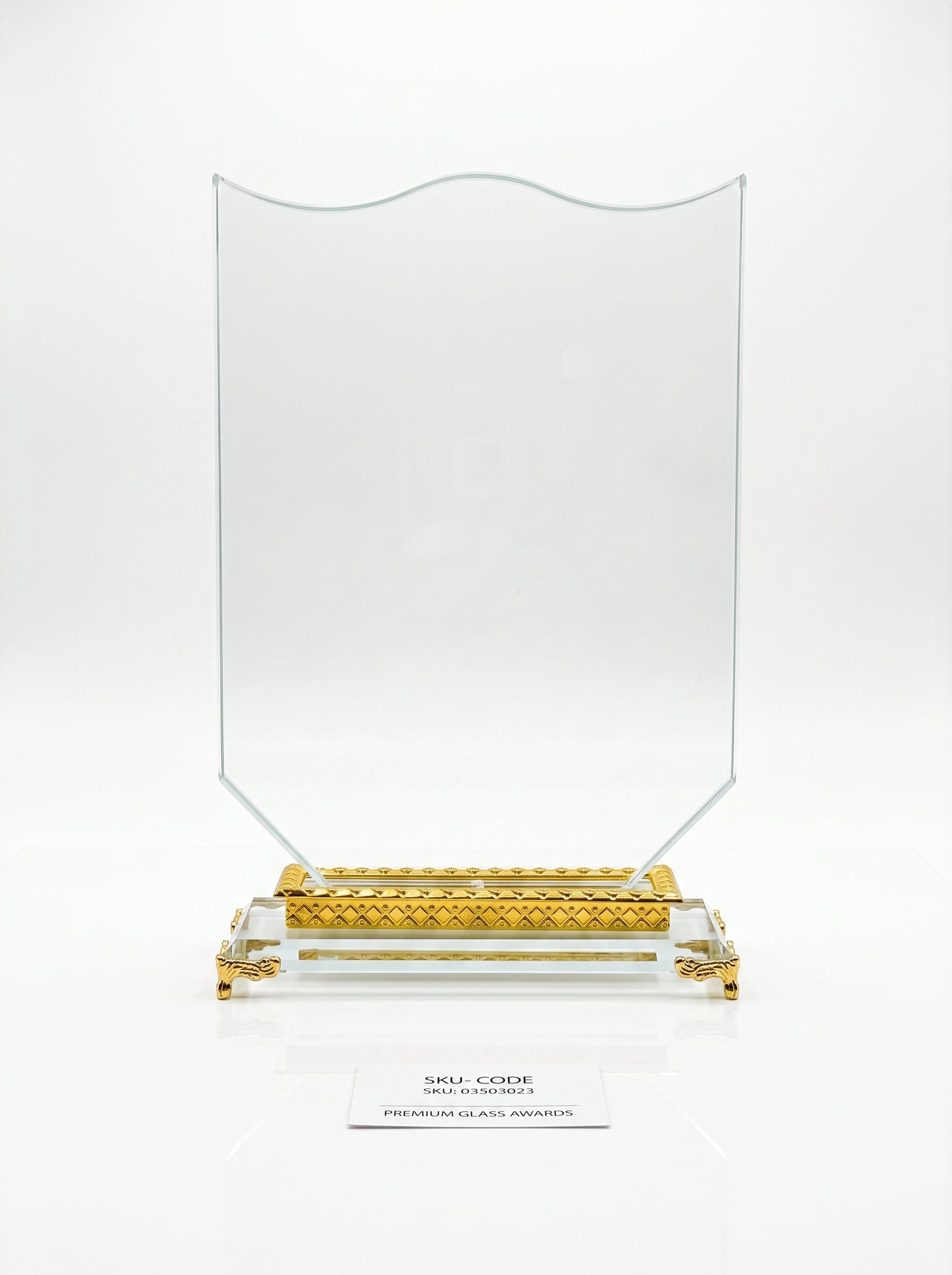 Trophée en verre personnalisé avec socle doré ornemental, idéal comme cadeau d'entreprise. Image principale du produit
