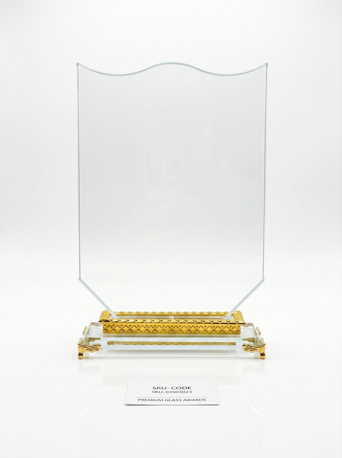 Trophée en verre personnalisé avec socle doré ornemental, idéal comme cadeau d'entreprise.
