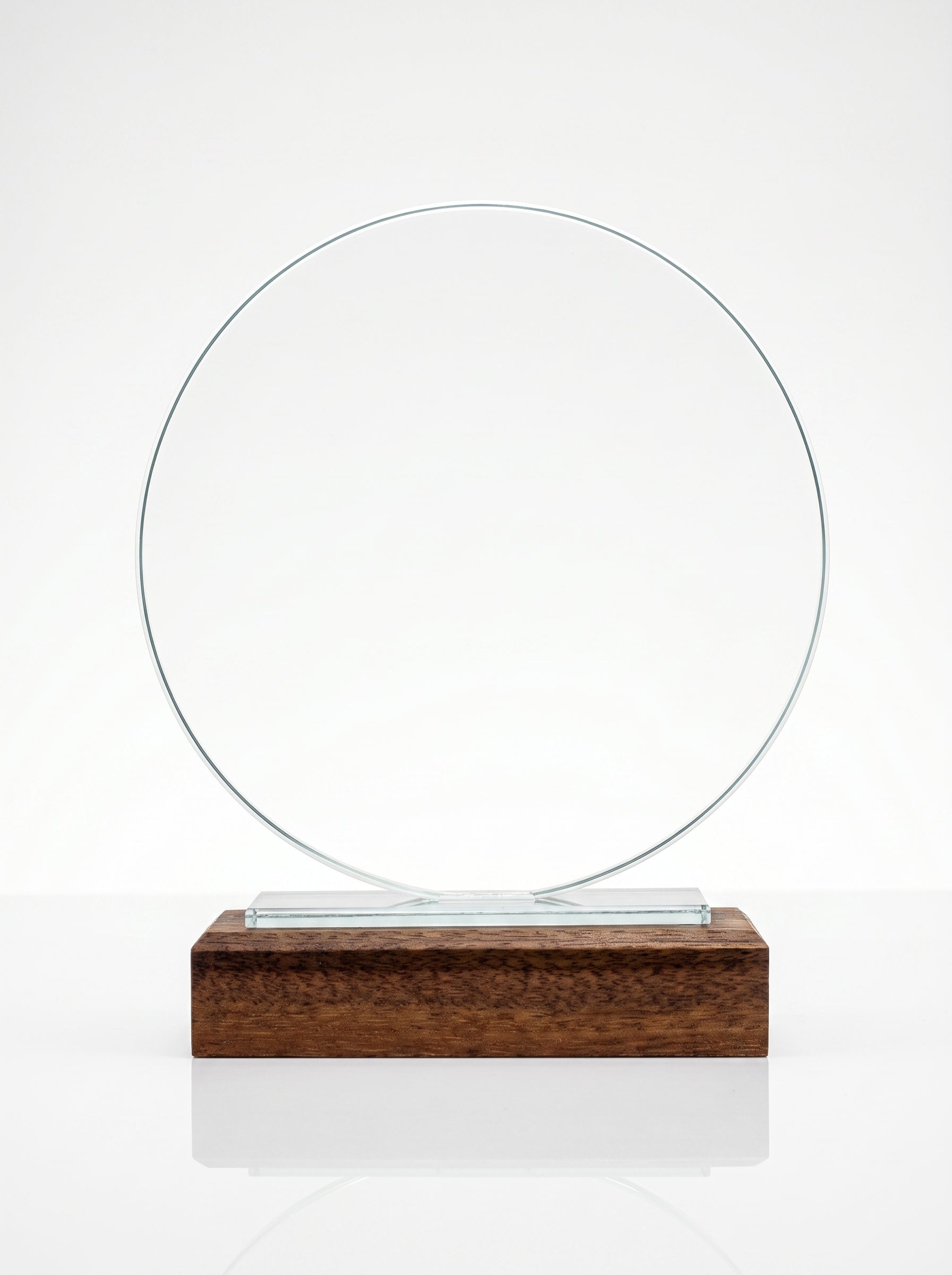 Trophée circulaire en verre pur sur socle bois, idéal comme récompense d'entreprise personnalisée.