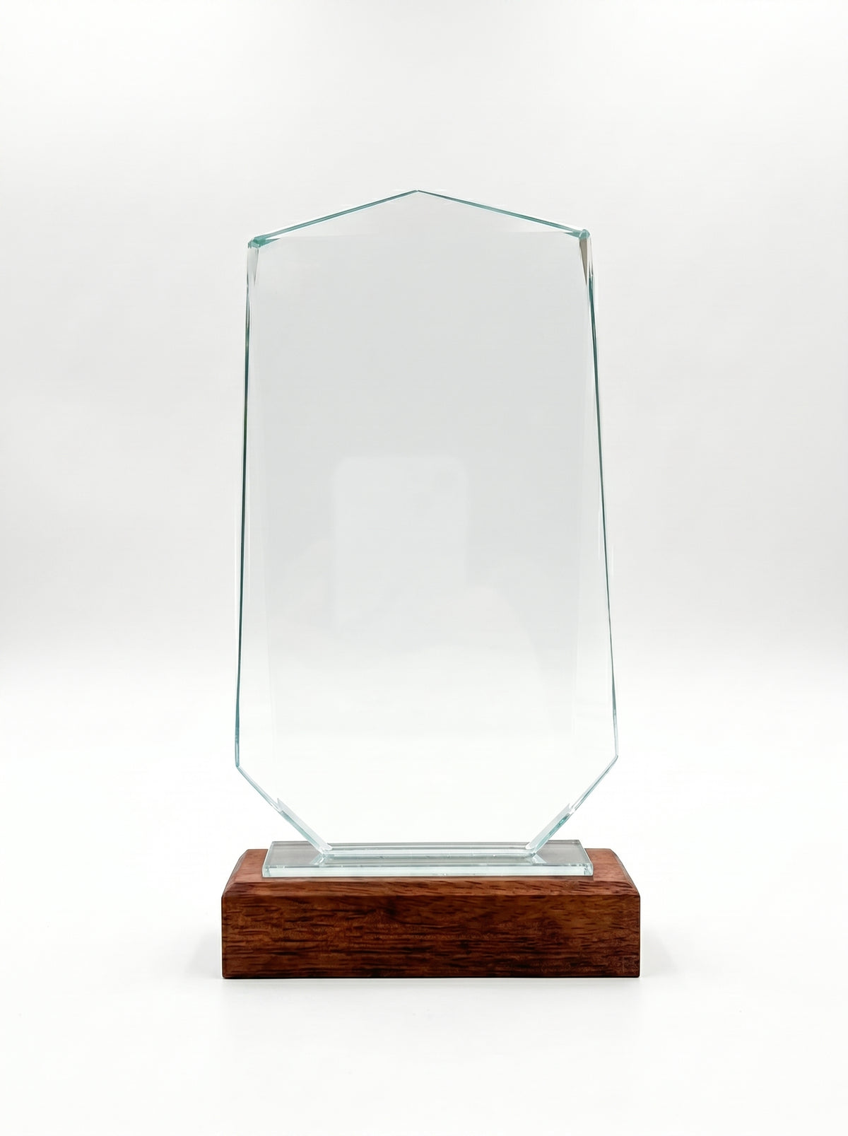 Trophée personnalisé verre et bois avec design asymétrique, idéal comme récompense d'entreprise.