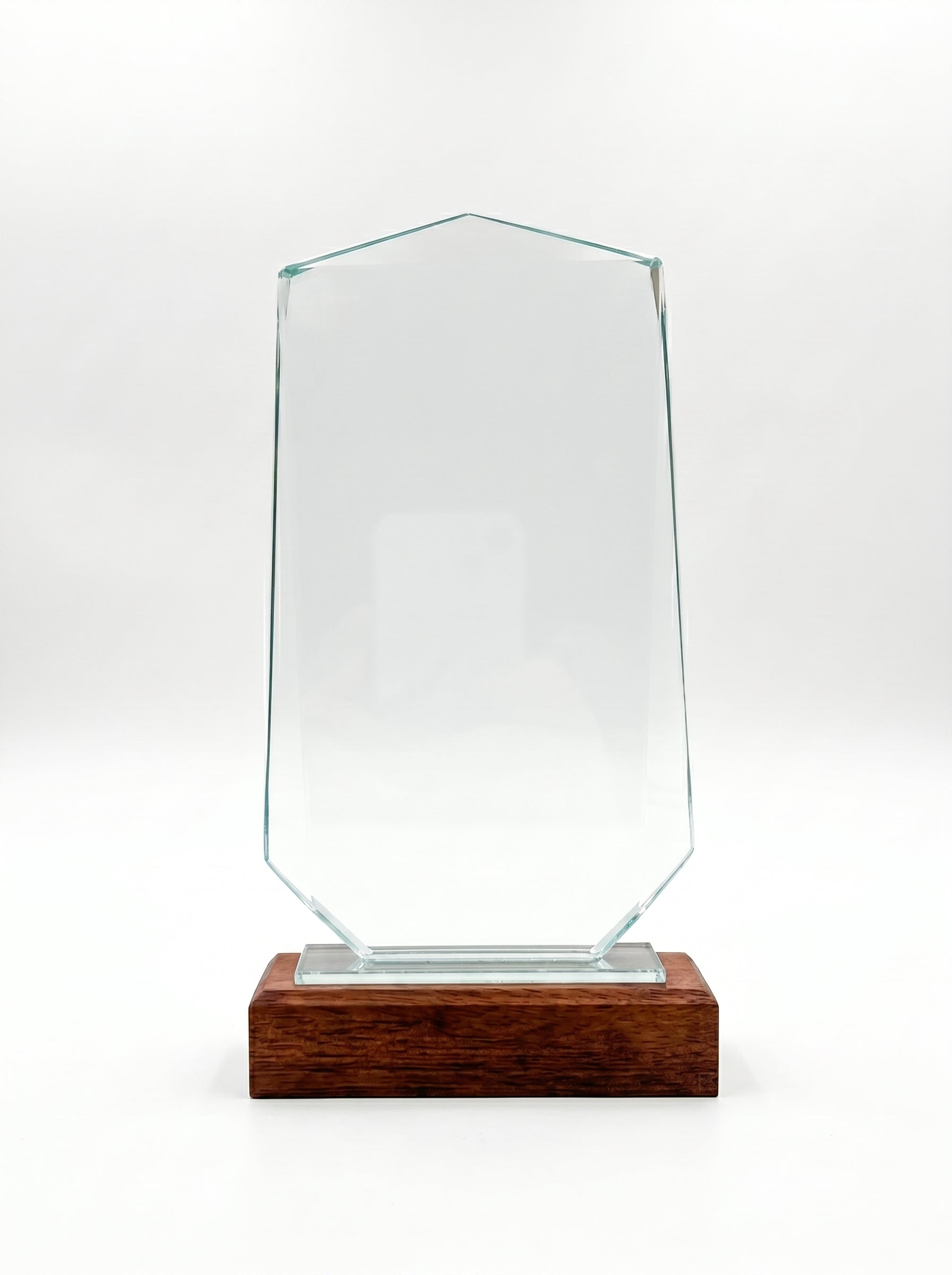 Trophée personnalisé verre et bois avec design asymétrique, idéal comme récompense d'entreprise.