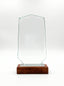 Trophée personnalisé verre et bois avec design asymétrique, idéal comme récompense d'entreprise.