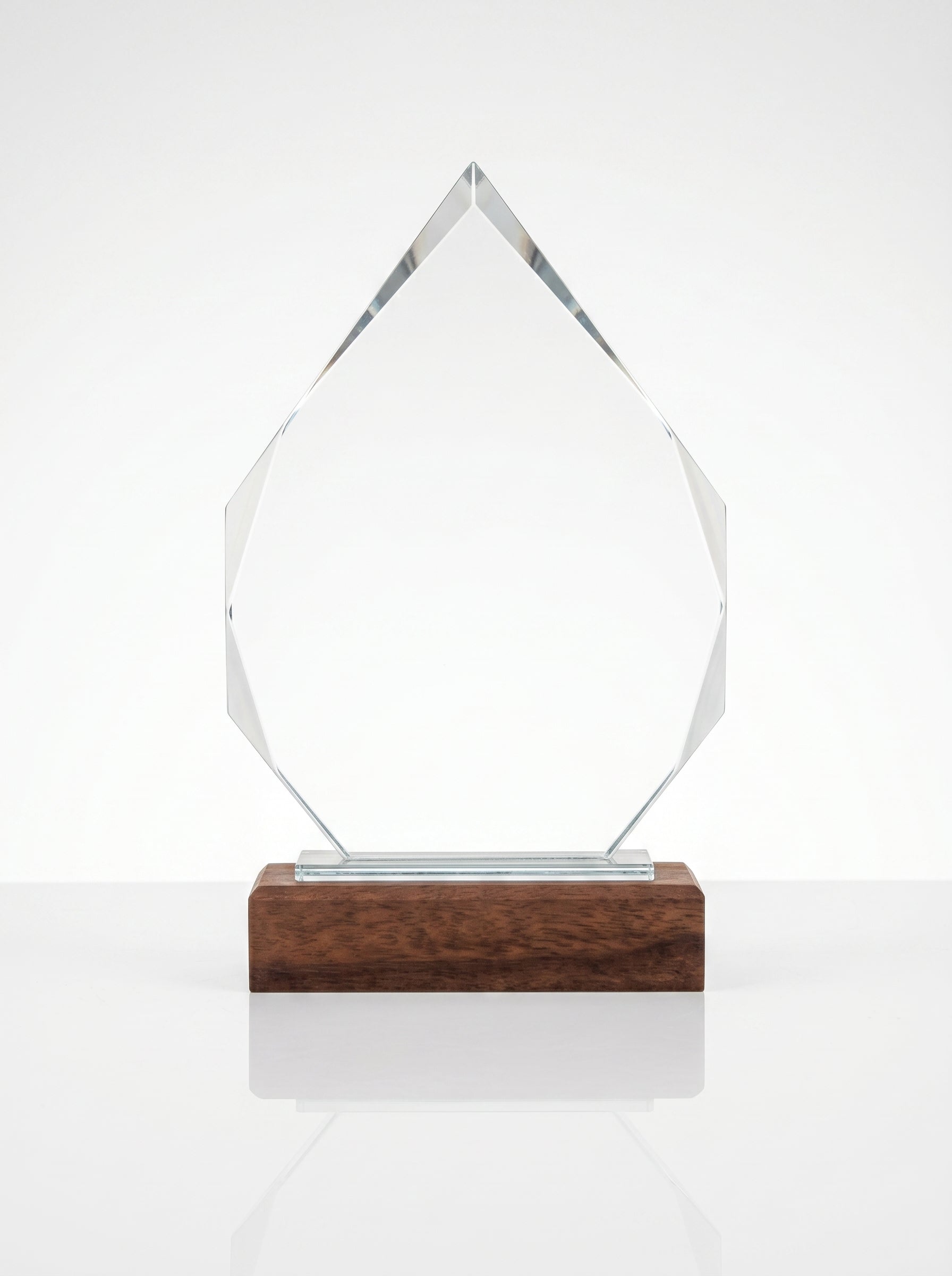 Trophée personnalisé verre et bois aux lignes asymétriques pour récompense d'entreprise.