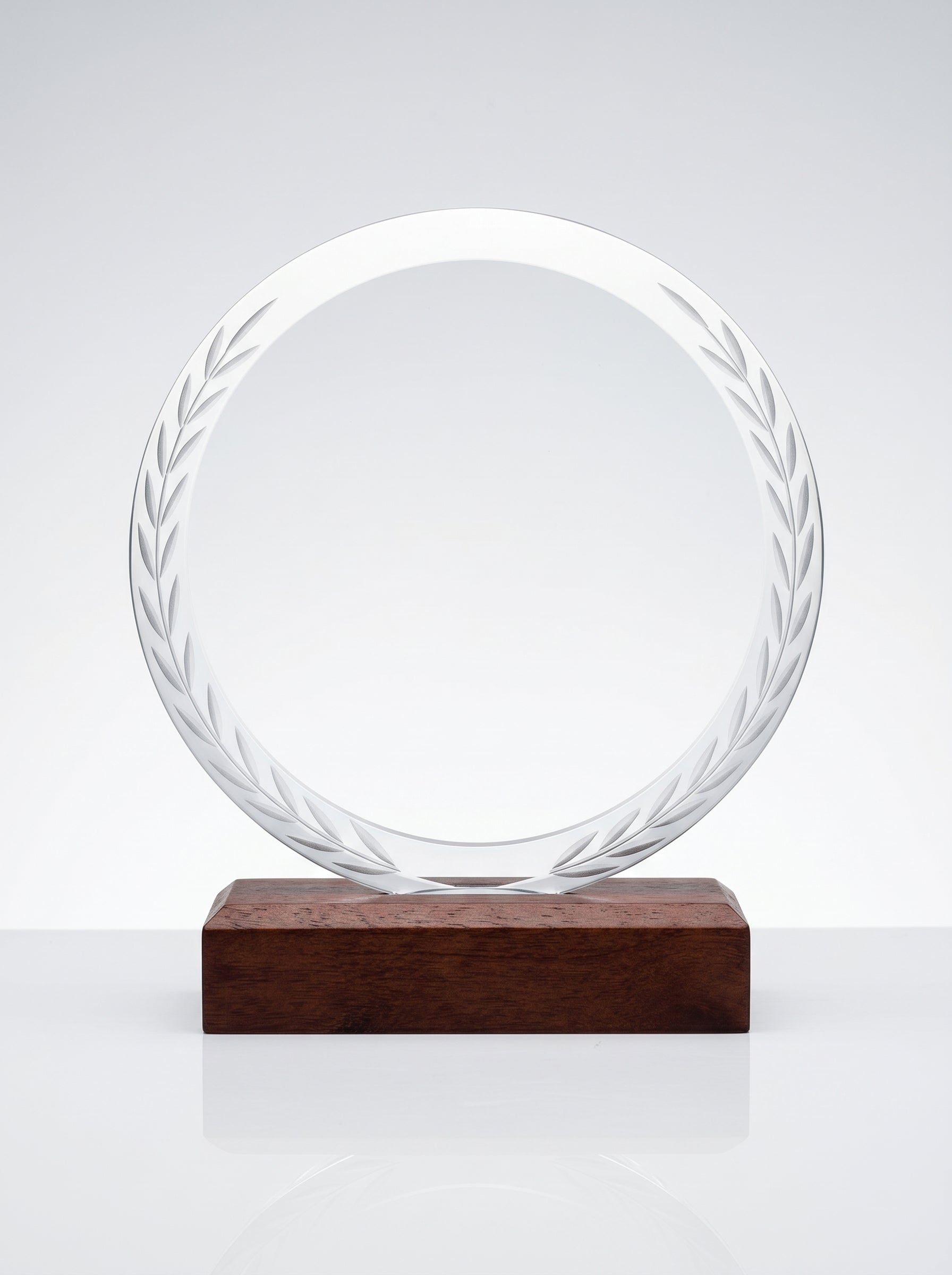Trophée personnalisé verre et bois posé sur un bureau, idéal comme récompense d'entreprise. Image principale du produit