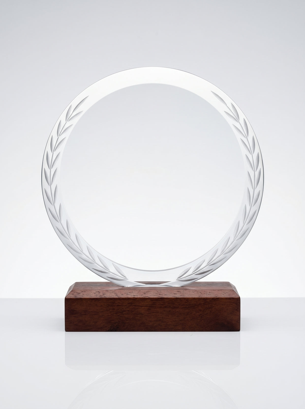 Trophée personnalisé verre et bois posé sur un bureau, idéal comme récompense d'entreprise.