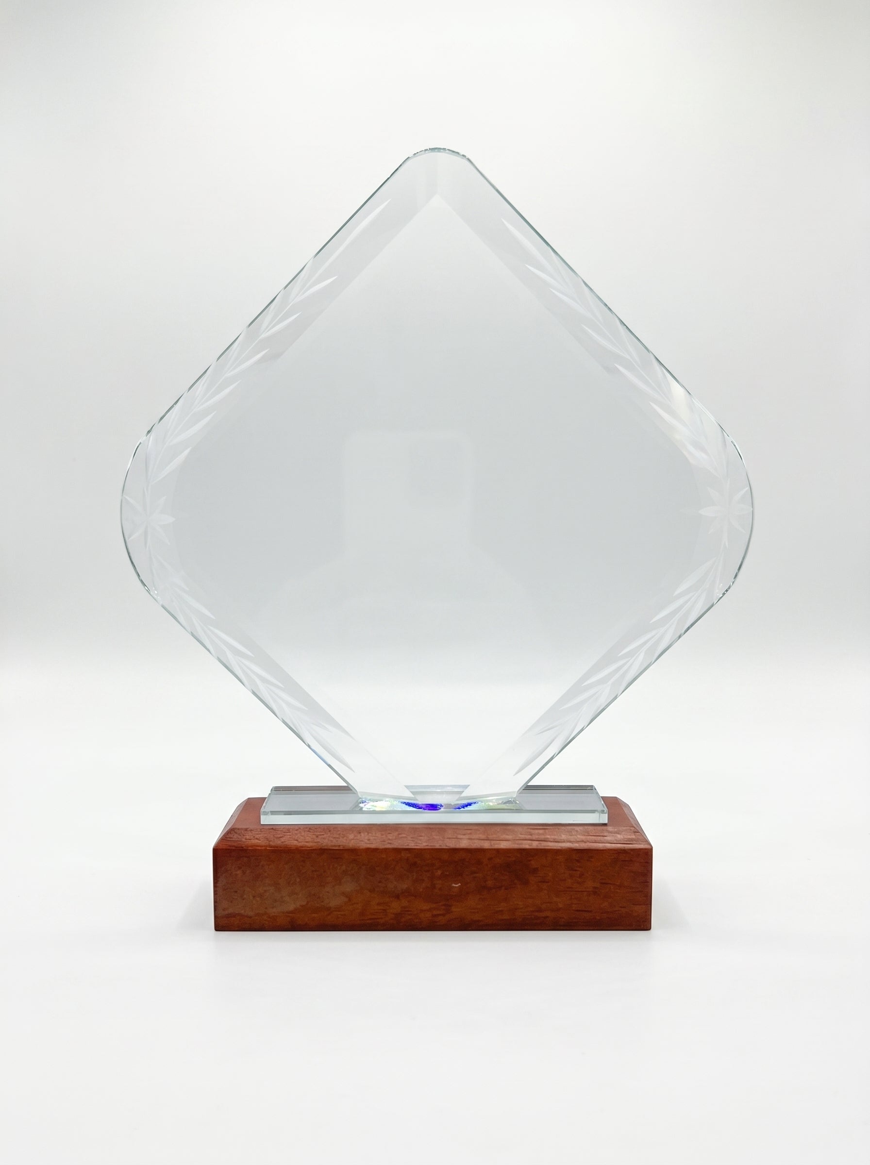 Trophée personnalisé verre et bois en forme de losange avec motifs lauriers, idéal comme récompense d'entreprise.