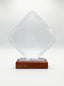 Trophée personnalisé verre et bois en forme de losange avec motifs lauriers, idéal comme récompense d'entreprise.